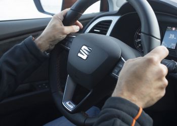 Jak zachować pełną kontrolę podczas  zimowej jazdy samochodem?