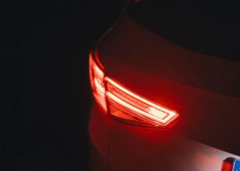 Jazda SEAT-em po zmierzchu: jak maksymalnie wykorzystać zalety reflektorów?