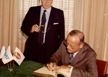 Podpisanie partnerstwa pomiędzy Volkswagen i SEAT 16 czerwca 1983. Od lewej Juan Miguel Antoñanzas i Carl Hahn